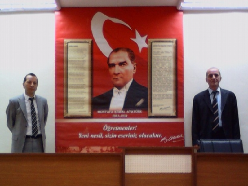 ARED OKULLARA ATATÜRK KÖŞESİ, TÜRK BAYRAĞI VE ATATÜRK POSTERİ ARMAĞAN EDİYOR