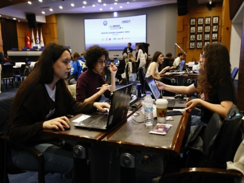 GELECEĞİN TASARIMCILARI İZMİR’İ YENİDEN YORUMLADI: ARED HACKATHON 2026 ŞAMPİYONLARINI BELİRLEDİ!
